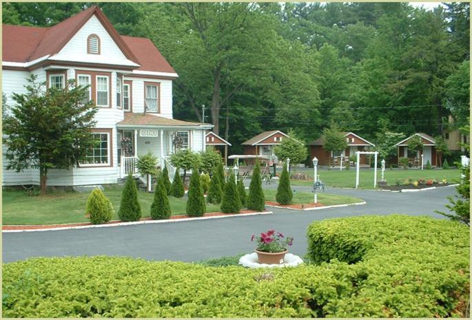 Seven Dwarfs Motel & Cabins Озеро Джордж Экстерьер фото