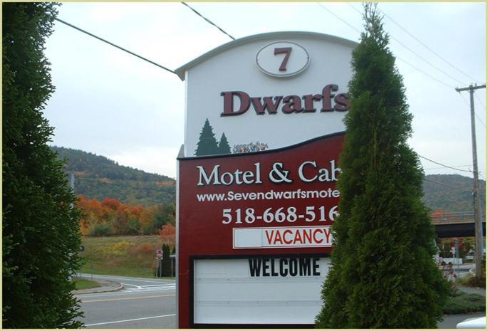 Seven Dwarfs Motel & Cabins Озеро Джордж Экстерьер фото